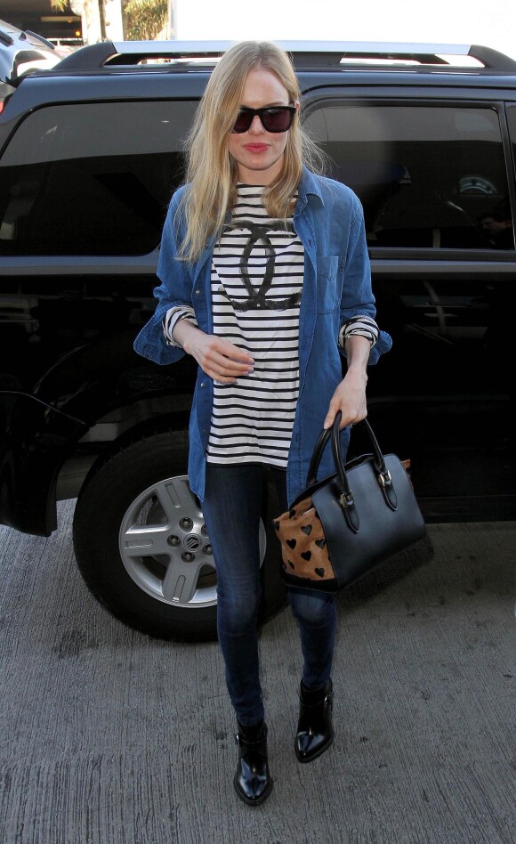 Kate Bosworth à l'aéroport de Los Angeles, porte une chemise en jean Current/Elliott, une marinière Chanel, un jean brut, un sac Burberry et des chaussures Topshop. Le 5 novembre 2013.