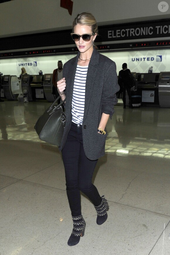 Exclusive - Rosie Huntington-Whiteley à l'aéroport LAX de Los Angeles, porte une veste Isabel Marant pour H&M, une marinière, un sac Givenchy (modèle Antigona), un pantalon brut et des bottines Azzedine Alaïa. Le 8 novembre 2013.