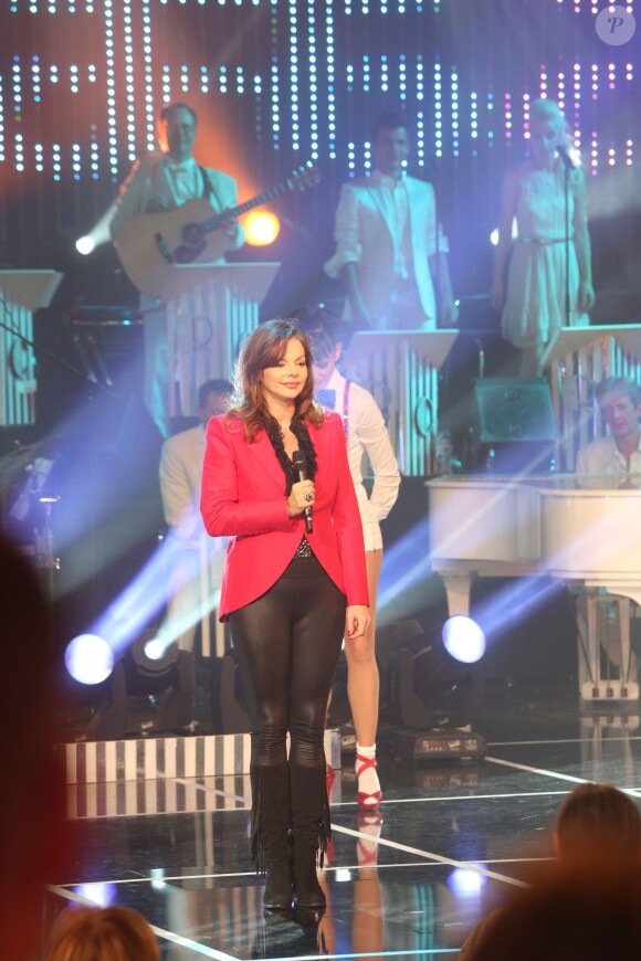 La chanteuse Douchka tourne une émission, en novembre 2012 à Paris.
