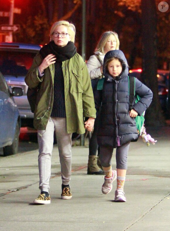 Michelle Williams revient de l'école avec sa fille Matilda à New York le 15 novembre 2013.