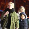 La comédienne Michelle Williams revient de l'école avec sa fille Matilda à New York le 15 novembre 2013.
