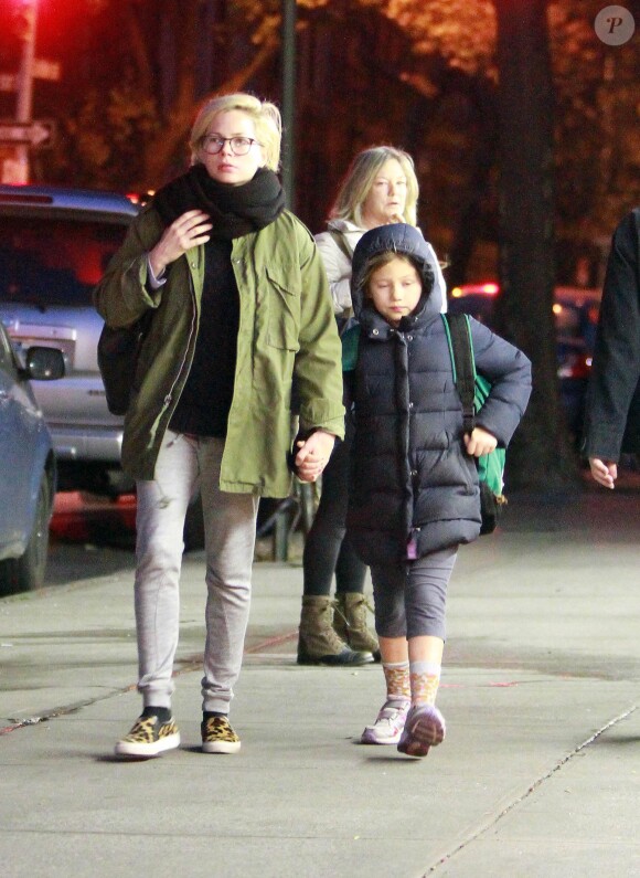 La comédienne Michelle Williams revient de l'école avec sa fille Matilda à New York le 15 novembre 2013.
