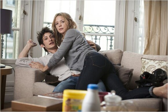 Pierre Niney et Virginie Efira dans "20 ans d'écart", une comédie de David Moreau sortie en février 2013.