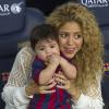 Shakira et son fils Milan regardent Gerard Piqué lors du match FC Barcelone - FC Séville à Barcelone, le 14 septembre 2013.