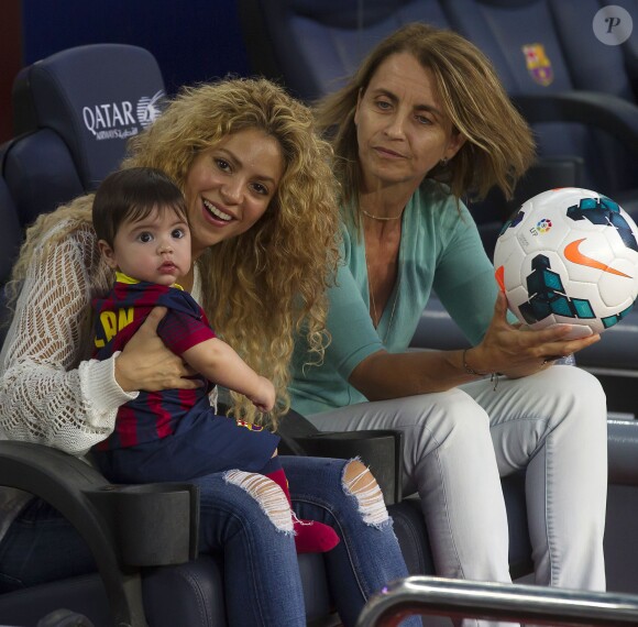 Shakira et son fils Milan regardent Gerard Piqué jouer au football lors du match FC Barcelone - Seville à Barcelone, le 14 septembre 2013.