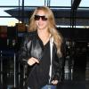 Shakira prend un vol a l'aéroport de Los Angeles, le 30 octobre 2013.