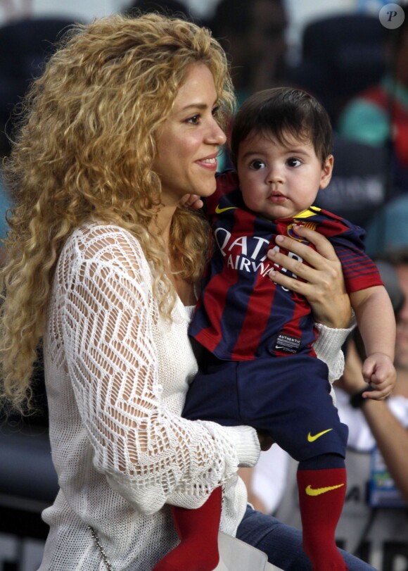 Shakira et son fils Milan regardent Gerard Piqué jouer au football lors du match FC Barcelone - Seville à Barcelone, le 14 septembre 2013.