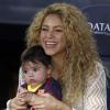 Shakira et son fils Milan regardent Gerard Piqué jouer au football lors du match FC Barcelone - Seville à Barcelone, le 14 septembre 2013.