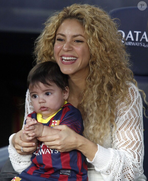 Shakira et son fils Milan regardent Gerard Piqué jouer au football lors du match FC Barcelone - Seville à Barcelone, le 14 septembre 2013.