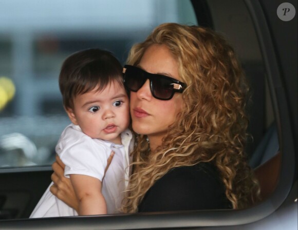 Shakira et son fils Milan à l'aéroport de Los Angeles, le 15 août 2013.