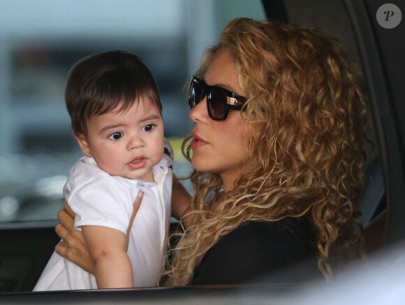Shakira et son fils Milan à l'aéroport de Los Angeles, le 15 août 2013.