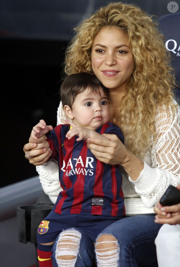 Shakira et son fils Milan regardent Gerard Piqué jouer au football lors du match FC Barcelone - Seville à Barcelone, le 14 septembre 2013.