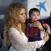 Shakira et son fils Milan regardent Gerard Piqué jouer au football lors du match FC Barcelone - Seville à Barcelone, le 14 septembre 2013.