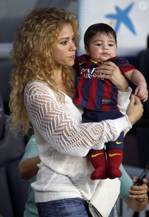 Shakira et son fils Milan regardent Gerard Piqué jouer au football lors du match FC Barcelone - Seville à Barcelone, le 14 septembre 2013.