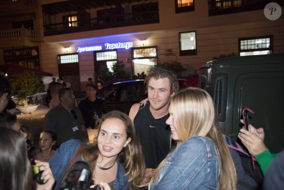 Exclusif - Elsa Pataky, sa fille et la famille de son mari se promènent sur l'ïle de La Gomera aux Canaries. Après son tournage, Chris Hemsworth, Elsa Pataky et leur fille sont allés dïner au restaurant, le 15 novembre 2013.