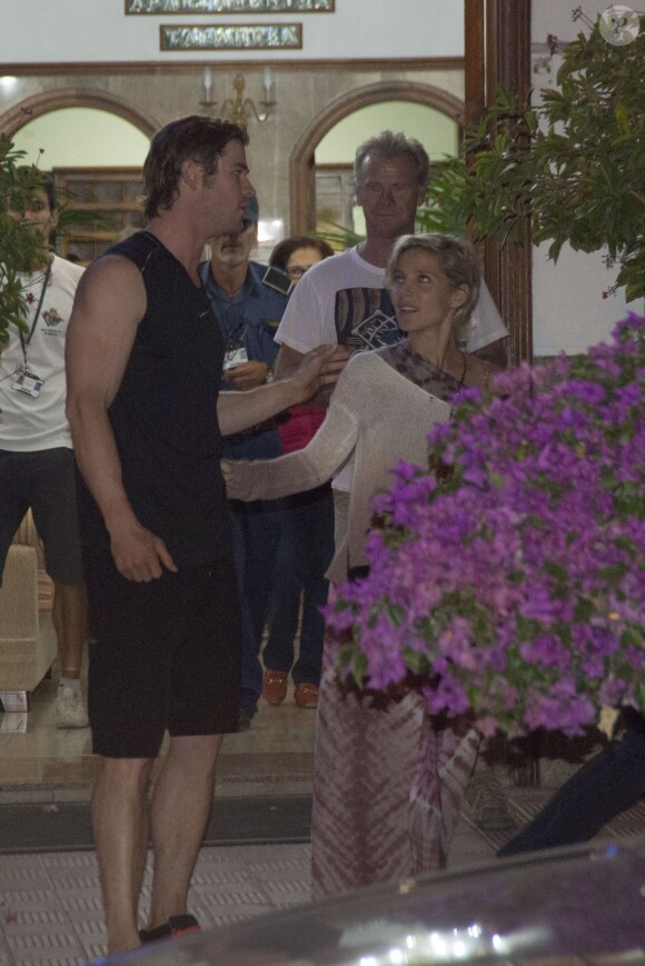Exclusif - Elsa Pataky, sa fille et la famille de son mari se promènent sur l'ïle de La Gomera aux Canaries. Après son tournage, Chris Hemsworth, Elsa Pataky et leur fille sont allés dïner au restaurant, le 15 novembre 2013.