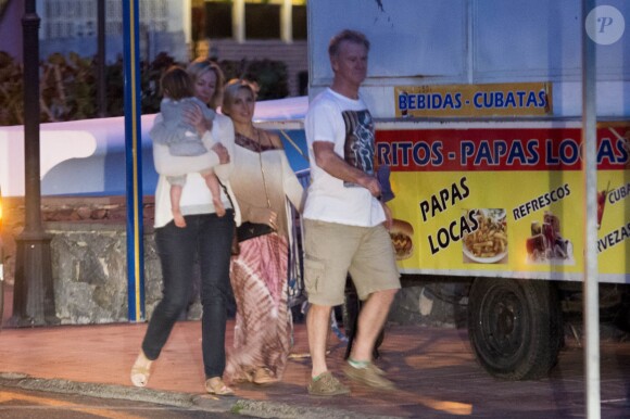 Exclusif - Elsa Pataky, sa fille et la famille de son mari se promènent sur l'ïle de La Gomera aux Canaries. Après son tournage, Chris Hemsworth, Elsa Pataky et leur fille sont allés dïner au restaurant, le 15 novembre 2013.