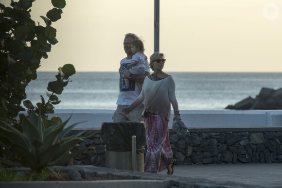Exclusif - Elsa Pataky, sa fille et la famille de son mari se promènent sur l'ïle de La Gomera aux Canaries. Après son tournage, Chris Hemsworth, Elsa Pataky et leur fille sont allés dïner au restaurant, le 15 novembre 2013.