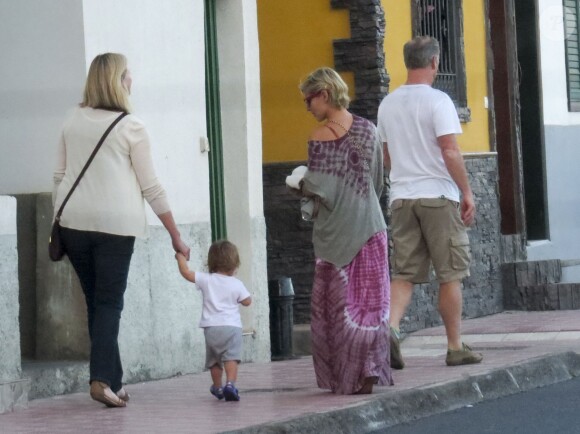 Exclusif - Elsa Pataky, sa fille et la famille de son mari se promènent sur l'ïle de La Gomera aux Canaries. Après son tournage, Chris Hemsworth, Elsa Pataky et leur fille sont allés dïner au restaurant, le 15 novembre 2013.