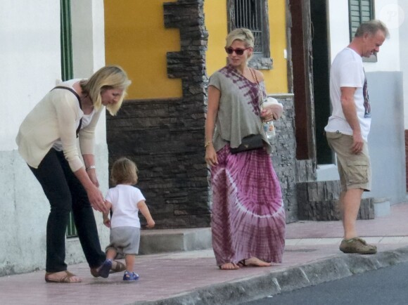 Exclusif - Elsa Pataky, sa fille et la famille de son mari se promènent sur l'ïle de La Gomera aux Canaries. Après son tournage, Chris Hemsworth, Elsa Pataky et leur fille sont allés dïner au restaurant, le 15 novembre 2013.
