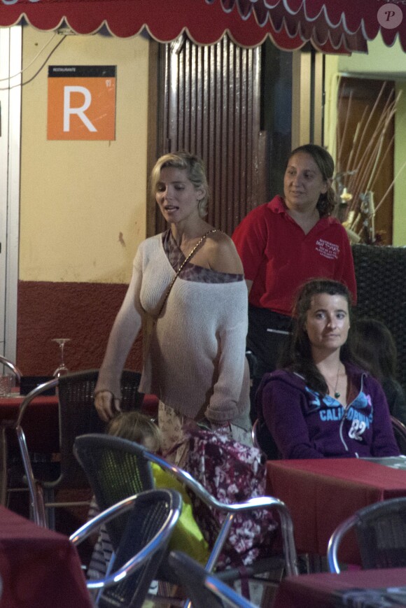Elsa Pataky, son mari Chris Hemsworth et leur fille à la sortie de leur hôtel sur l'île de La Gomera aux Canaries, le 14 novembre 2013.