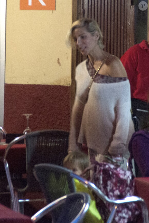 Elsa Pataky, son mari Chris Hemsworth et leur fille à la sortie de leur hôtel sur l'île de La Gomera aux Canaries, le 14 novembre 2013.