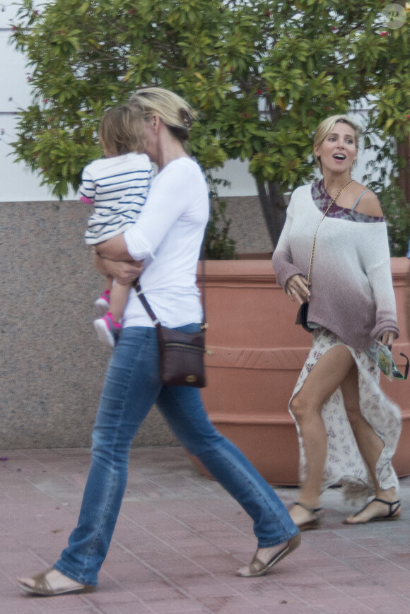 Elsa Pataky, son mari Chris Hemsworth et leur fille à la sortie de leur hôtel sur l'île de La Gomera aux Canaries, le 14 novembre 2013.