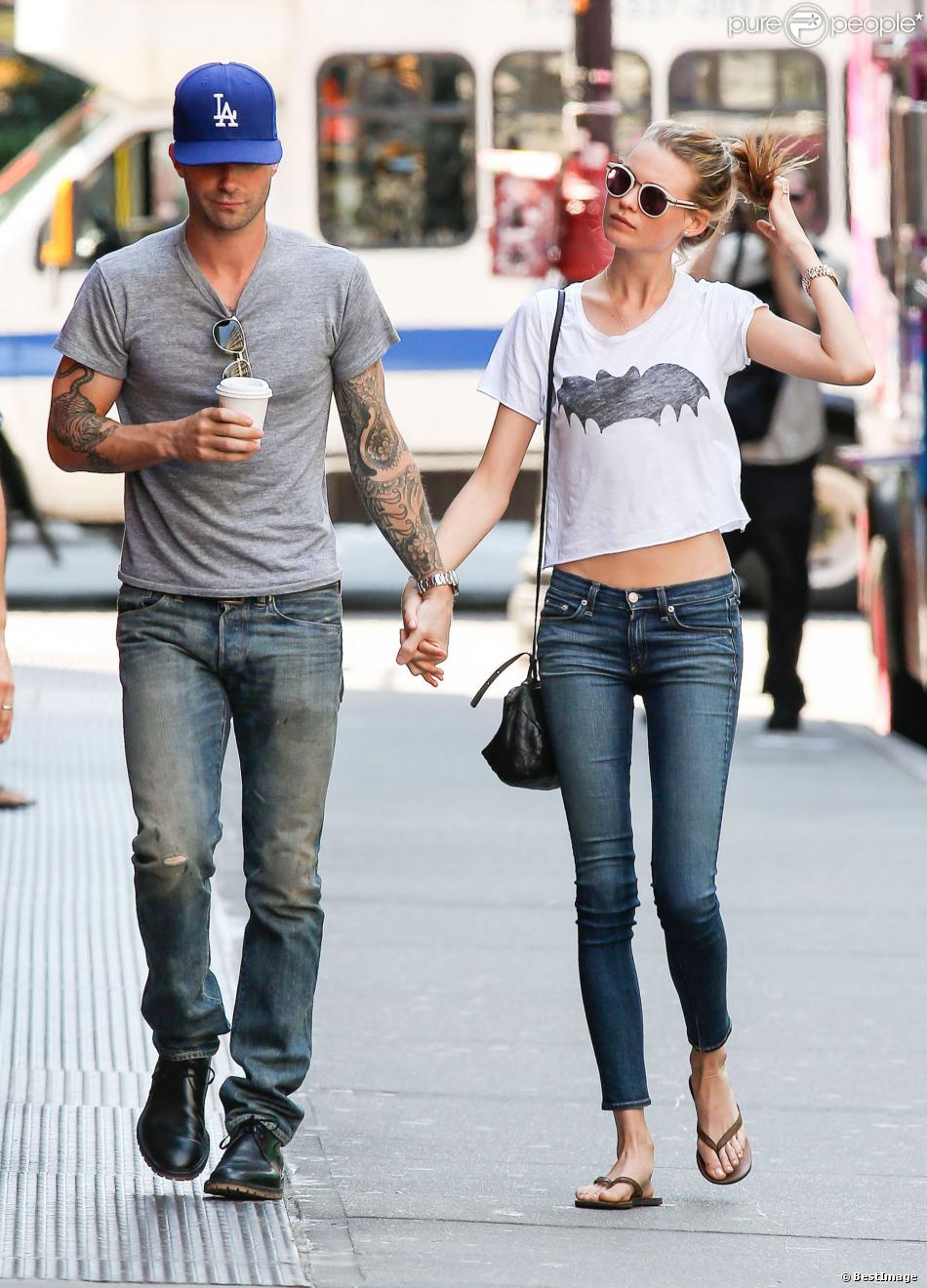 Adam Levine et sa fiancée Behati Prinsloo se promènent à New York, le 29 juillet 2013.