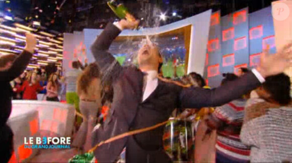 Thomas Thouroude sort le champagne pour la qualification de la France au Mondial 2014 dans Le Before du Grand Journal le 20 novembre 2013 sur Canal +