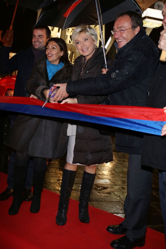 Jean-Pierre Pernaut et Evelyne Dhéliat inaugurent, en présence d'Anne Hidalgo, le village de Noël des Champs-Elysées. A Paris, le 20 novembre 2013.