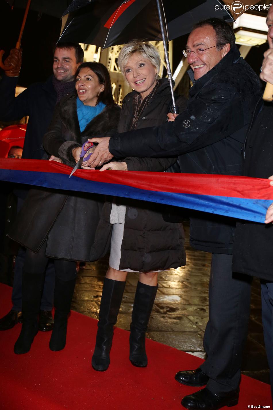 Jean-Pierre Pernaut et Evelyne Dhéliat inaugurent, en présence d&#039;Anne Hidalgo, le village de Noël des Champs-Elysées. A Paris, le 20 novembre 2013.