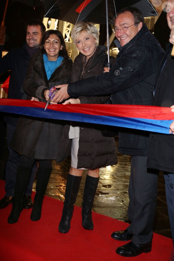 Evelyne Dhéliat et Jean-Pierre Pernaut inaugurent, en présence d'Anne Hidalgo, le village de Noël des Champs-Elysées. A Paris, le 20 novembre 2013.