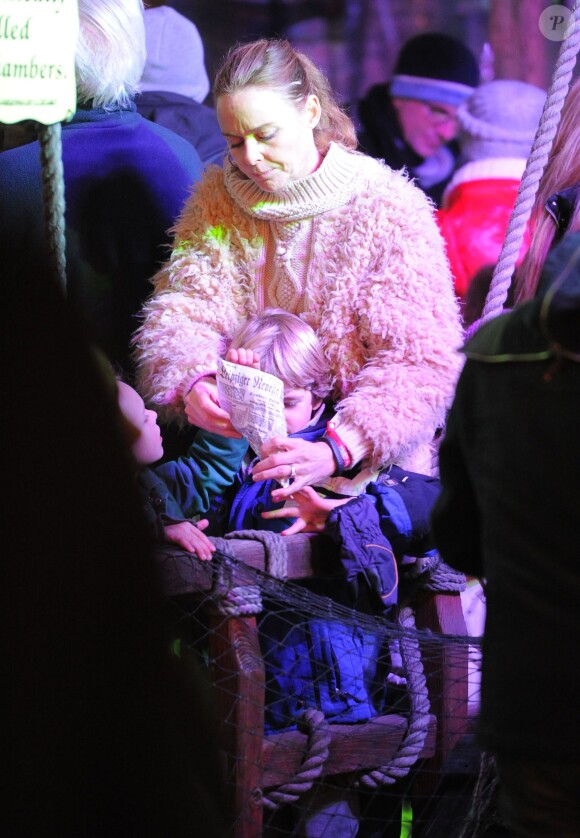 La créatrice de mode Stella McCartney et ses enfants, de passage au parc d'attractions Winter Wonderland à Hyde Park. Londres, le 21 novembre 2013.