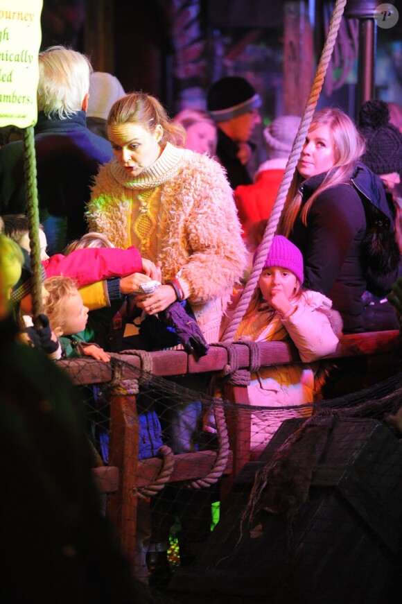 Stella McCartney et ses enfants s'amusent au parc d'attractions Winter Wonderland à Hyde Park. Londres, le 21 novembre 2013.
