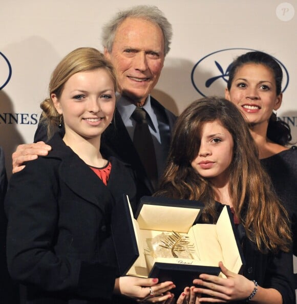 (L-R) Francesca Eastwood, Clint Eastwood, Morgane Easrtwood and Dina Eastwood pose with the 'Palme d'or' award Clint Eastwood received for his lifetime achievement during a ceremony organized by the Cannes film festival at the Fouquet's restaurant, in Paris, France, on February 25, 2009. Photo by Christophe Guibbaud/ABACAPRESS.COM26/02/2009 - Paris