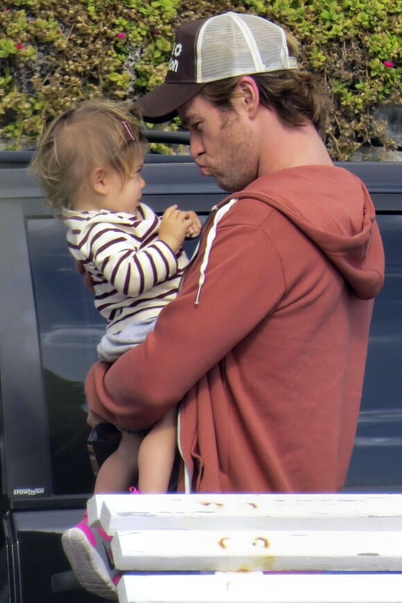 Exclusif - Chris Hemsworth en papa-poule pour sa fille, devant sa femme Elsa Pataky enceinte, en balade sur l'île de la Gomera, Canaries, le 17 novembre 2013.