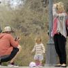 Exclusif - Elsa Pataky enceinte et son mari Chris Hemsworth se promènent avec leur fille India Rose sur l'île de la Gomera, Canaries, le 17 novembre 2013.
