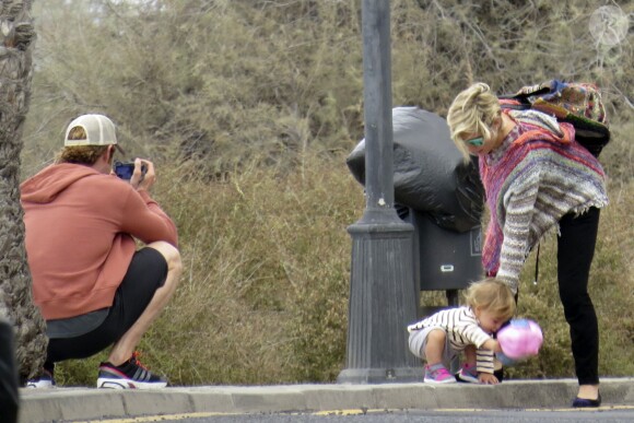 Exclusif - Elsa Pataky enceinte et son mari Chris Hemsworth prennent des photos et se promènent avec leur fille India Rose sur l'île de la Gomera, Canaries, le 17 novembre 2013.