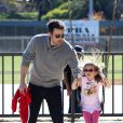 Ben Affleck dans un parc de Pacific Palisades à Los Angeles, avec sa fille Seraphina, dimanche 24 novembre 2013