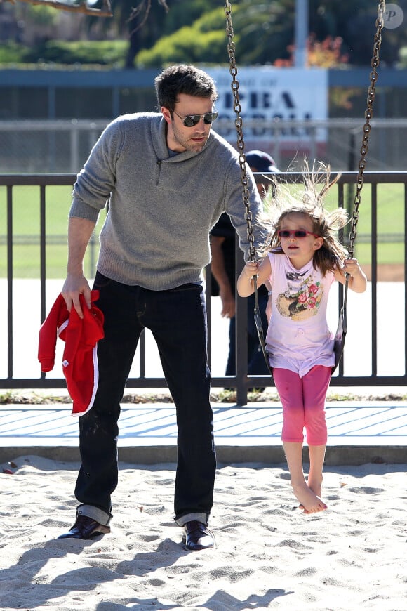 Ben Affleck dans un parc de Pacific Palisades à Los Angeles, avec sa fille Seraphina, dimanche 24 novembre 2013