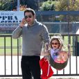 Ben Affleck dans un parc de Pacific Palisades à Los Angeles, avec sa fille Seraphina, dimanche 24 novembre 2013