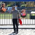 Ben Affleck dans un parc de Pacific Palisades à Los Angeles, avec ses filles Violet et Seraphina, dimanche 24 novembre 2013