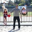 Ben Affleck dans un parc de Pacific Palisades à Los Angeles, avec ses filles Violet et Seraphina, dimanche 24 novembre 2013