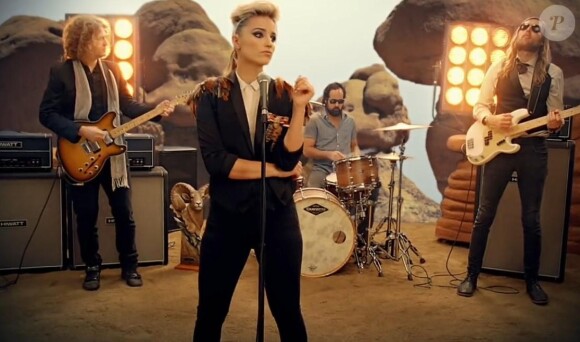 Dianna Agron, rockeuse dans le clip de "Just Another Girl" du groupe The Killers, mis en ligne le 25 novembre 2013.
