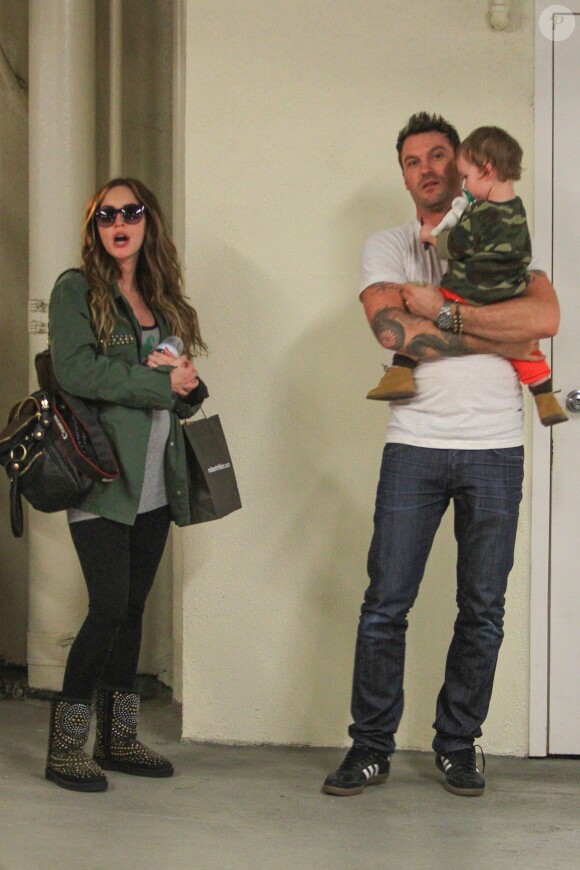 Megan Fox, enceinte de son deuxième enfant, avec son mari Brian Austin Green et leur fils Noah, le 26 novembre 2013 à Beverly Hills après un rendez-vous médical