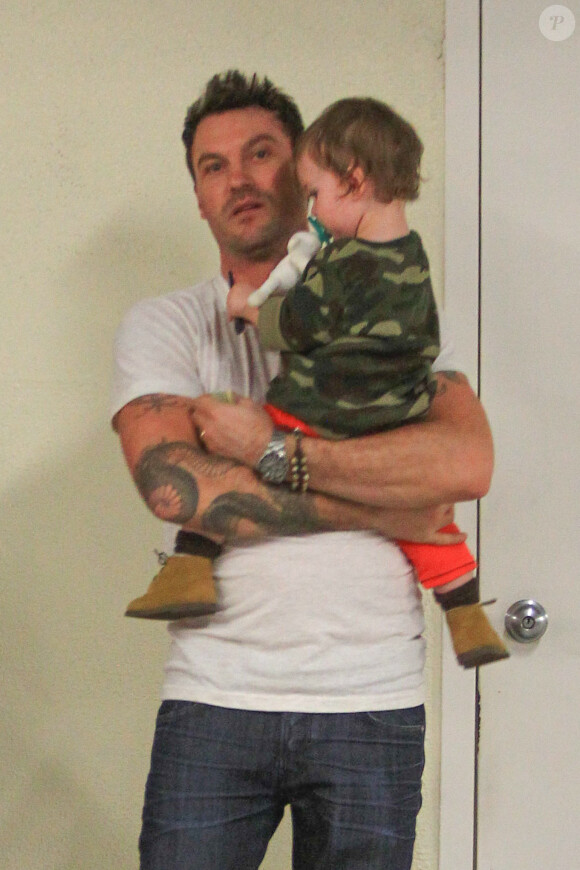 L'acteur Brian Austin Green, portant dans ses bras son fils Noah, accompagne sa femme Megan Fox, le 26 novembre 2013 à Beverly Hills après un rendez-vous médical
