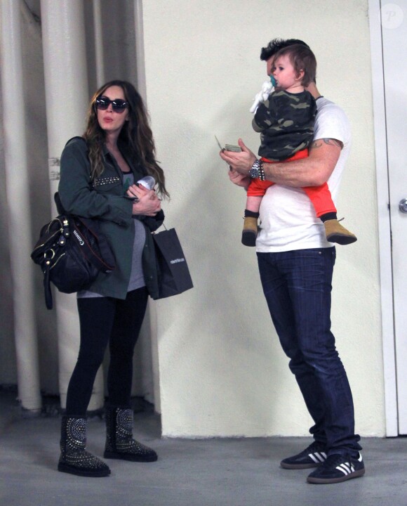 Megan Fox, enceinte de son deuxième enfant, avec son mari Brian Austin Green et leur fils Noah, le 26 novembre 2013 à Beverly Hills après un rendez-vous médical