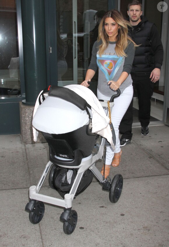 Kim Kardashian quitte l'appartement de son fiancé Kanye West à SoHo. New York, le 26 novembre 2013.