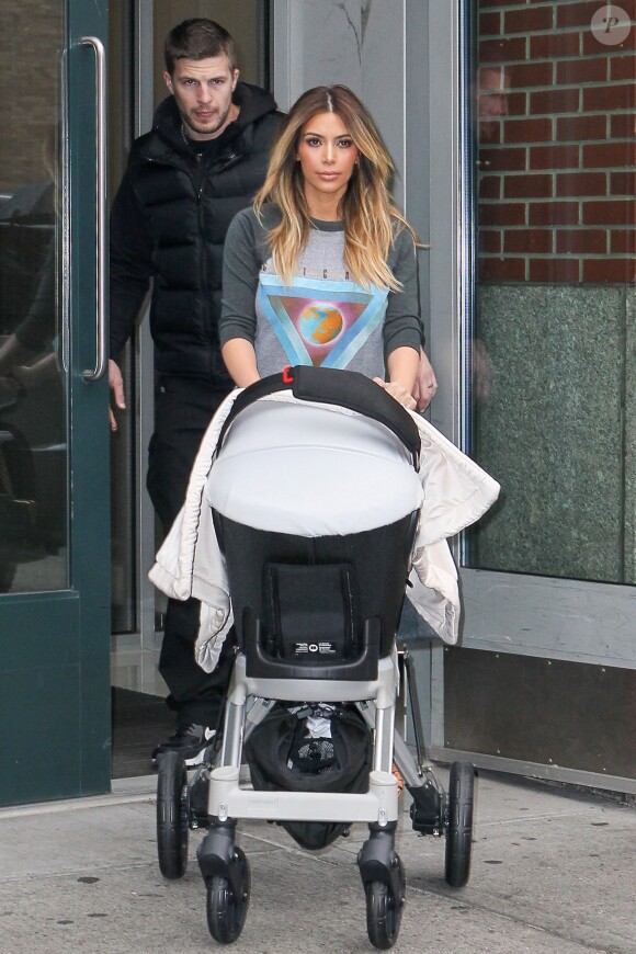 Kim Kardashian et sa fille North quittent l'appartement de son fiancé Kanye West à SoHo. New York, le 26 novembre 2013.
