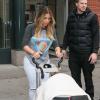 Kim Kardashian et sa fille North quittent l'appartement de son fiancé Kanye West à SoHo. New York, le 26 novembre 2013.